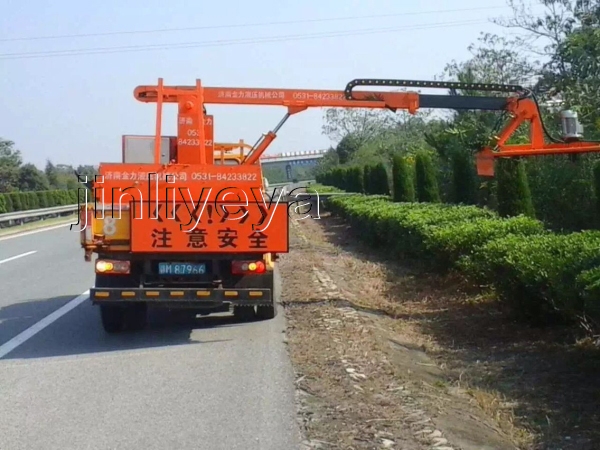 車載式綠籬修剪機